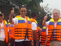 Anies Naik Perahu Karet Tinjau Kampung Warna Warni di Sunter