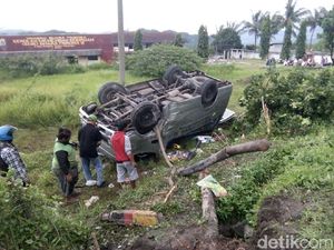 Mobil Dinas Kemensos Terguling di Brebes, 1 Orang Tewas