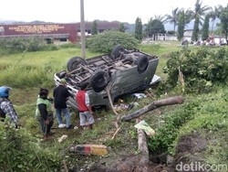 Mobil Dinas Kemensos Terguling di Brebes, 1 Orang Tewas