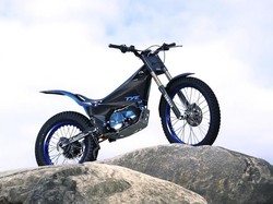 Motor Listrik Yamaha Ini Tak Punya Jok, Gimana Duduknya?