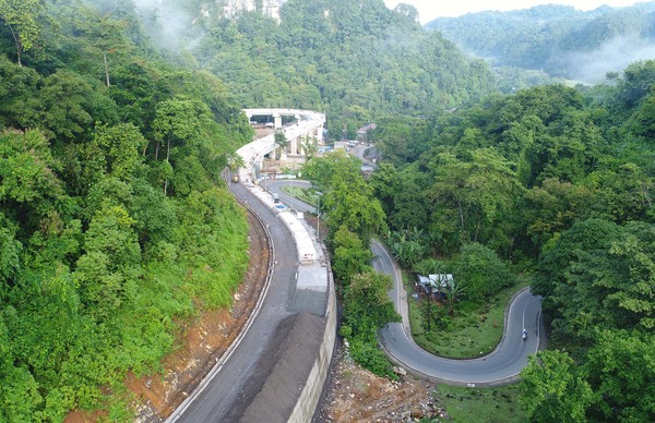  Keren Banget Jalan Layang Ini Dibangun Meliuk di Antara 