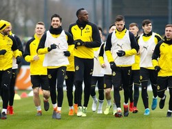 Usain Boltmelakukan pemanasan ditemani dua pemain senior Dortmund, Nuri Sahin dan Mario Goetze. (Thilo Schmuelgen/Reuters)