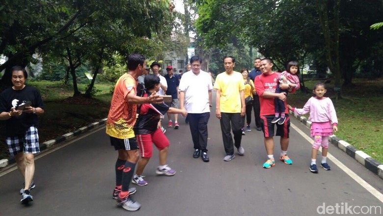 Jokowi Olahraga Pagi Bareng Airlangga di Kebun Raya Bogor Jokowi Olahraga Pagi Bareng Airlangga di Kebun Raya Bogor
