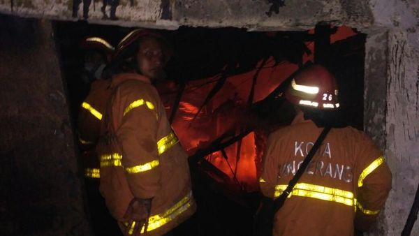 12 Jam Petugas Berjibaku Padamkan Kebakaran Pabrik di Tangerang