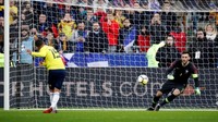 Kolombia berhasil mencetak gol kemenangan 3-2 dari titik penalti di menit ke-85. Juan Quinter yang menjadi eksekutor berhasil menaklukan Hugo Lloris. (Foto: Charles Platiau/Reuters)