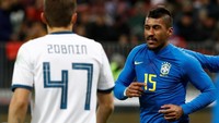 Berselang lima menit setelah gol Coutinho, Brasil memantapkan kemenangannya menjadi 3-0 melalui gol Paulinho. Foto: Sergei Karpukhin/Reuters