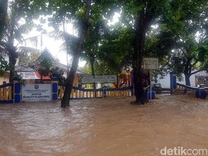 Puluhan Rumah di Palabuhanratu Kebanjiran karena Sungai Dangkal Puluhan Rumah di Palabuhanratu Kebanjiran karena Sungai Dangkal