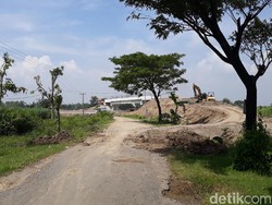 Seorang Warga Ngamuk di Tengah Proyek Overpass Tol Ngawi-Wilangan