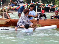 Ke Papua, Menteri Susi Tinjau Program dan Panen Rumput Laut