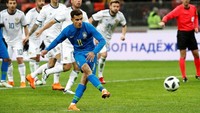 Philippe Coutinho mencetak gol kedua Brasil di menit ke-61 melalui tendangan penalti. Foto: Sergei Karpukhin/Reuters