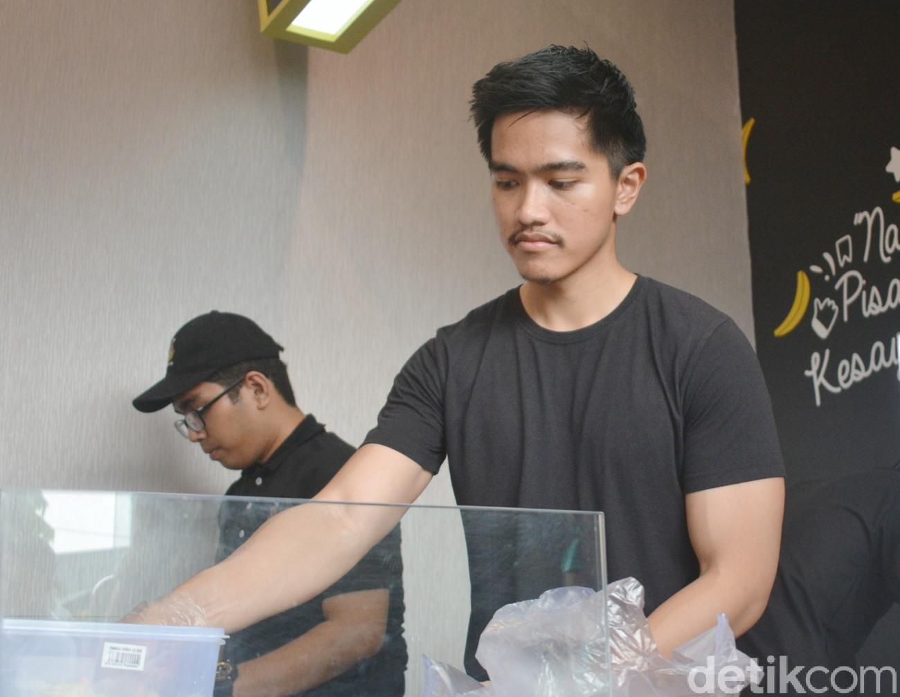 Kaesang Pangarep membuka gerai Sang Pisang di Surabaya