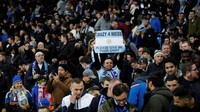 Karena Messi tak bermain, harapan suporter ini untuk mendapatkan kaus Messi tampaknya tak kesampaian. Foto: Carl Recine/Action Images via Reuters