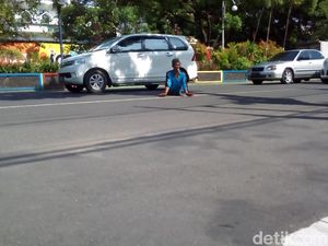 Begini Cara Tukang Parkir Tak Punya Kaki di Kudus Atur Kendaraan