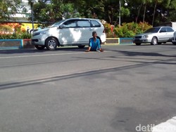 Begini Cara Tukang Parkir Tak Punya Kaki di Kudus Atur Kendaraan