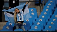 Kemenangan ini tentu disambut gembira oleh para suporter Argentina, tak terkecuali suporter wanita ini. Foto: Phil Noble/Reuters