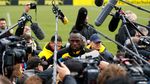 Latihan Perdana Bolt di Lapangan Hijau