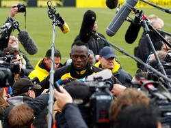 Usai sesi latihan di Strobelallee Training Centre, Jumat (23/3), Bolt melayani jurnalis yang sudah menunggunya. (Thilo Schmuelgen/Reuters)