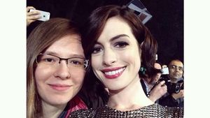 Bikin Iri! Cerita Wanita yang Pernah Selfie dengan 500 Artis Dunia