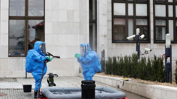 Cara Mandi Polisi Berkostum Khusus Usai Periksa Zat Misterius