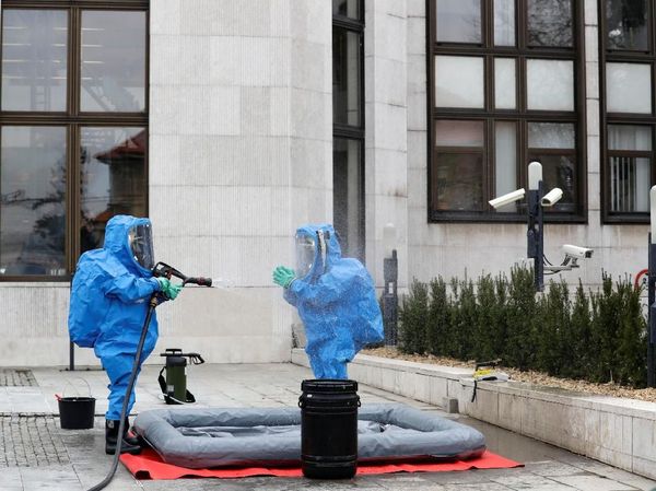 Cara Mandi Polisi Berkostum Khusus Usai Periksa Zat Misterius