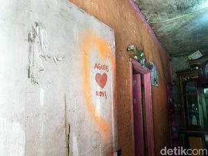 Lukisan Hati di Pintu, Saksi Kisah Ayah-Anak yang Tewas Tragis Lukisan Hati di Pintu, Saksi Kisah Ayah-Anak yang Tewas Tragis