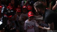 Bechkam menyapa penggemarnya, terutama anak-anak.