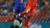 Ahmed Mubarak (kanan) punya 153 caps bersama timnas Oman. (Foto: Tony Feder/Getty Images)