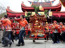 Ribuan Umat Tridharma Penuhi Kota Magelang Ikuti Ruwat Bumi