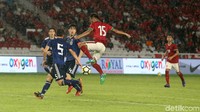 Pertandingan ini berlangsung di bawah guyuran hujan.