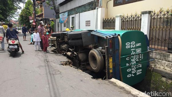 Foto: Kok Bisa Truk Tangki Nyungsep ke Got di Matraman?