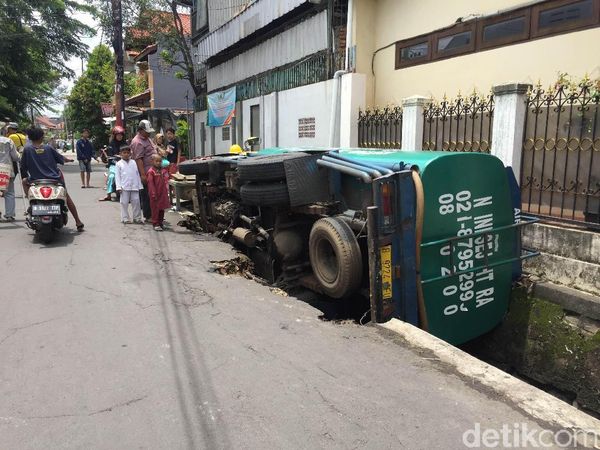 Foto: Kok Bisa Truk Tangki Nyungsep ke Got di Matraman?