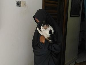 Wanita Bercadar Pemelihara 11 Anjing Jual Kripik, Suami Tak Kerja
