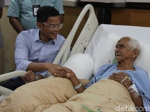 Dirut Garuda Jenguk Nyak Sandang di RSPAD