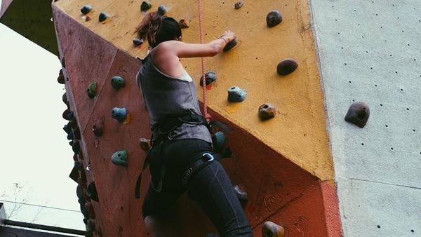 Si Cantik Della Dartyan, Bintang Love for Sale yang Suka Olahraga Ekstrem