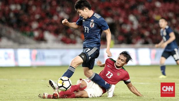 Suporter meneriaki Indra Sjafri usai Timnas Indonesia U-19 dikalahkan Timnas Jepang U-19.