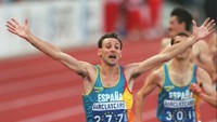 Masih atlet lali Spanyol. Kali ini namanya Fermin Cacho. Dia maju sebagai dewan kota Andujar, bersama partai PSOE. (Foto: Mike Hewitt/ALLSPORT/Getty Images)