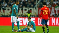 Sami Khedira mengalami cedera otot saat laga uji coba Jerman melawan Spanyol. Benturan dengan Thiago Alcantara membuat Khedira harus mengakhiri laga lebih cepat. Khedira sempat membuat pernyataan jika kondisinya masih oke, namun Marca menyebut bahwa dia masih harus menjalani pemeriksaan. (Foto: Thilo Schmuelgen/Reuters)