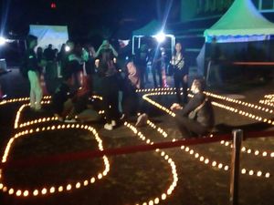Warga Makassar Nyalakan Lilin Elektrik di Peringatan Earth Hour