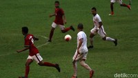 Pertandingan antara Timnas U-16 melawan Indonesia Legend All Star digelar di GOR Soemantri Kuningan, Jakarta, Minggu (25/3) sore.