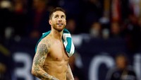 Sergio Ramos masuk 20 besar pemain dengan caps timnas terbanyak. Bek Real Madrid ini telah memainkan laga ke-150 bersama timnas Spanyol saat menghadapi Jerman, Sabtu (24/3/2018) kemarin. Ramos menyamai catatan Lothar Matthaeus bersama timnas Jerman. (Foto: Thilo Schmuelgen/ REUTERS)