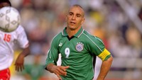 Hossam Hassan merupakan penyerang legandaris Mesir. Dia mencatatkan 169 penampilan bersama timnasnya, mencetak 70 gol. Dia memegang rekor gol terbanyak di timnas Mesir saat ini. (Foto: Ben Radford/Allsport/Getty Images)