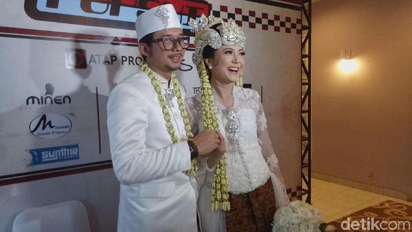 Pangling! 6 Artis Tomboi yang Jadi Feminin Saat Menikah Pangling! 6 Artis Tomboi yang Jadi Feminin Saat Menikah