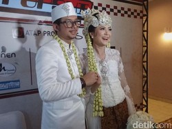 Cerita Resepsi Nikah Antimainstream Poppy Sovia-Oki yang Berjaket Kulit