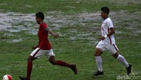 Bambang Pamungkas membayang-bayangi lawan. Dalam pertandingan ini, BP menyumbangkan satu gol untuk Indonesia Legend All Star.