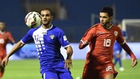 Di posisi 11 ada Bader Al Mutawa (Kiri). Dia tercatat punya 158 caps bersama timnas Kuwait. (Foto: FAYEZ NURELDINE/AFP PHOTO)