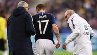 Lucas Digne harus ditarik keluar pada menit ke-75 karena masalah cedera otot saat Prancis kalah 2-3 dari Kolombia. Terkait masalah itu, Digne sudah menyatakan bukan suatu hal yang serius. (Foto: Phil Noble/Reuters)