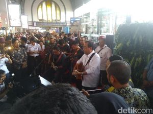 Saat Menhub Budi Karya Ngamen di Stasiun Kota