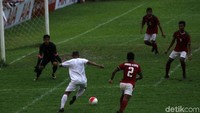 Para pemain Indonesia Legend All Star melancarkan serangan ke pertahanan Timnas U-16.