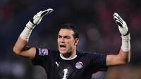Posisi 15 diduduki Essam El Hadary, kiper timnas Mesir. Jumlah caps-nya saat ini 156, masih bisa bertambah karena El Hadary belum pensiun meski usianya sudah 45 tahun. (Foto: Clive Mason/Getty Images)