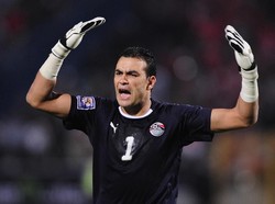 (*) Saat tampil di Rusia pada musim panas mendatang, kiper Mesir Essam El Hadary akan resmi menjadi pemain tertua yang main di Piala Dunia. Saat ini usianya sudah 45 tahun. (Foto: Clive Mason/Getty Images)